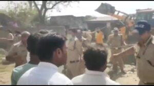 ग्रामीण के श्यामपुर क्षेत्र में जिला पचांयत की भूमि पर अवैध कब्जे की कार्रवाई के दौरान कांग्रेस नेताओं और प्रशसन के बीच जमकर हाथापाई हुई ।