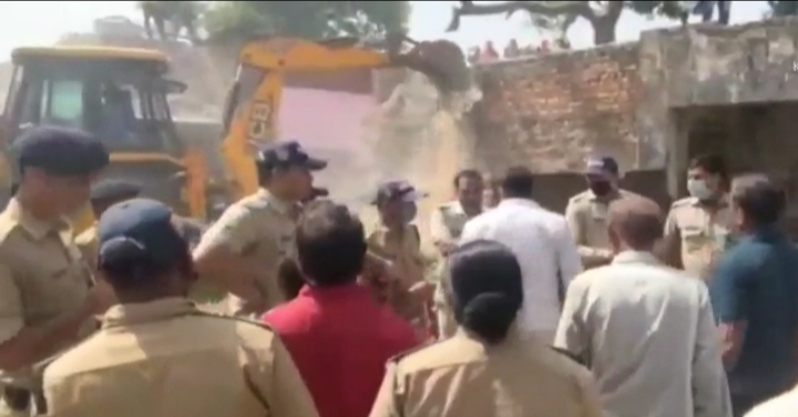 ग्रामीण के श्यामपुर क्षेत्र में जिला पचांयत की भूमि पर अवैध कब्जे की कार्रवाई के दौरान कांग्रेस नेताओं और प्रशसन के बीच जमकर हाथापाई हुई ।