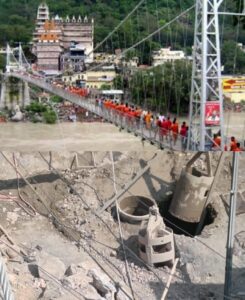 लक्ष्मण झूला पुल का तार टूटने से आवाजाही पूर्ण रूप से बंद ।। 2 लक्ष्मण झूला पुल का तार टूटने से आवाजाही पूर्ण रूप से बंद ।।