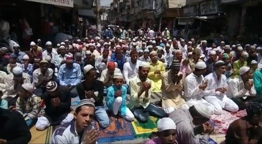 रमजान के मुबारक महीने में रोजे रखने की परंपरा है।