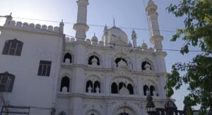 रमजान के मुबारक महीने में रोजे रखने की परंपरा है।