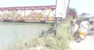 युवती को बचाने के लिए नहर में कूदा युवक का फोन और पैसे ले उड़े चोर ।। 2 युवती को बचाने के लिए नहर में कूदा युवक का फोन और पैसे ले उड़े चोर ।।