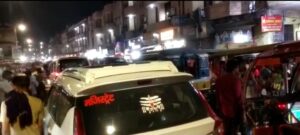 घंटो लगे जाम का फायदा उठाते हुए चोर ने यात्री की गले से तोड़ी चैन मौके पर भीड़ ने पकड़ कर जमकर की धुनाई। 2 Screenshot 20220515 141335 WhatsApp