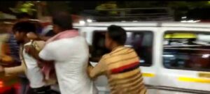 घंटो लगे जाम का फायदा उठाते हुए चोर ने यात्री की गले से तोड़ी चैन मौके पर भीड़ ने पकड़ कर जमकर की धुनाई। 3 Screenshot 20220515 141543 WhatsApp