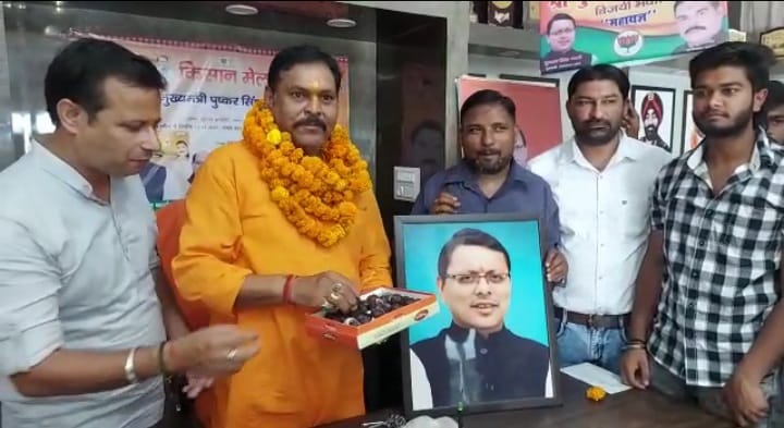 मुख्यमंत्री पुष्कर सिंह धामी की चंपावत विधानसभा सीट से ऐतिहासिक जीत के बाद हरिद्वार में भी जश्न का माहौल, पूर्व विधायक सुरेश राठौड़ ने कैंप कार्यालय पर मिठाई खिलाकर मनाया जश्न,,,, 1 IMG 20220603 WA0179