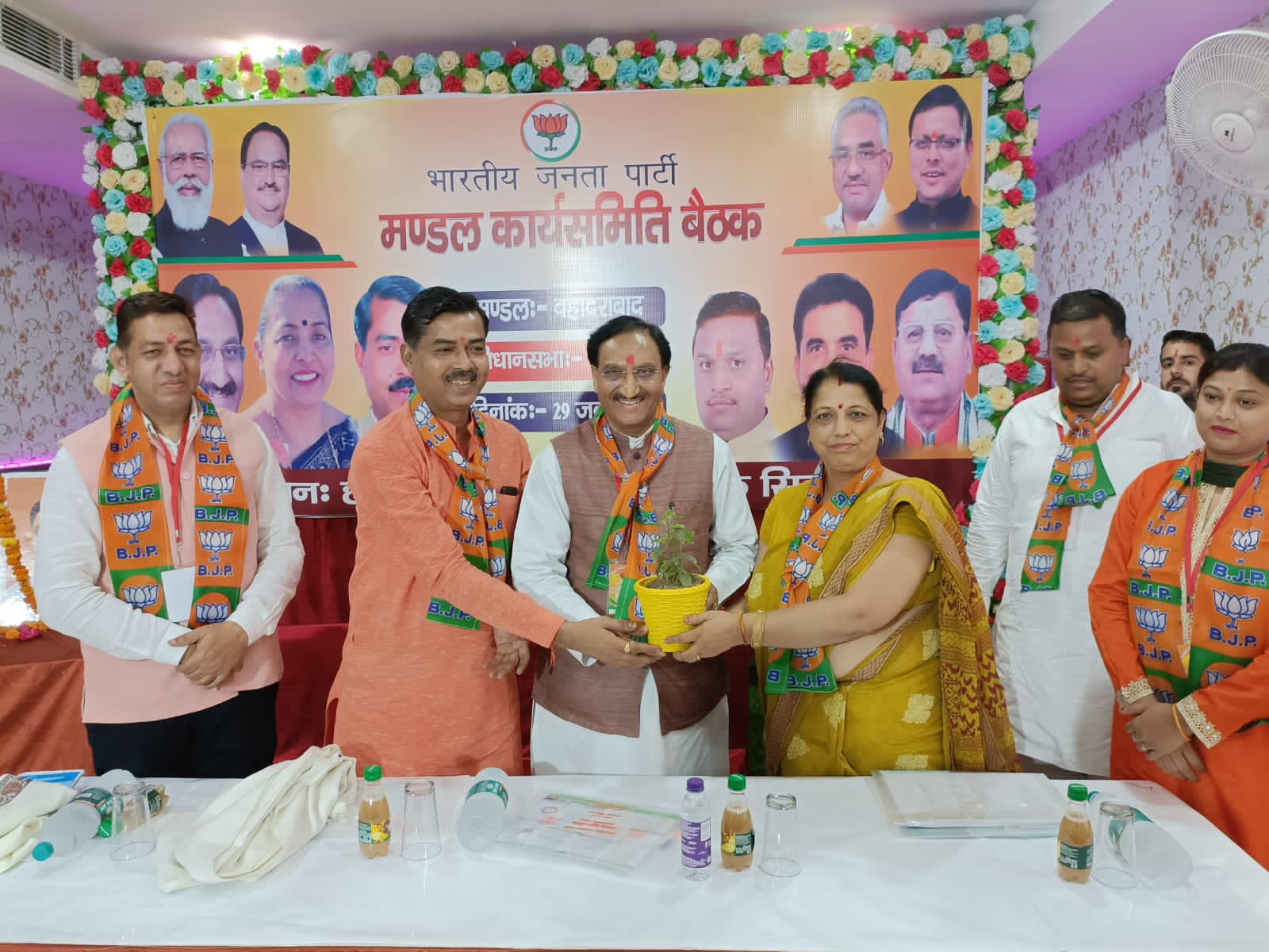 आज बहादराबाद मंडल कार्यसमिति की बैठक डेंसो चौक स्थित होटल में आयोजित हुई। बैठक में संगठन को लेकर कई बिंदुओं पर चर्चा की गई। 1 आज बहादराबाद मंडल कार्यसमिति की बैठक डेंसो चौक स्थित होटल में आयोजित हुई। बैठक में संगठन को लेकर कई बिंदुओं पर चर्चा की गई।