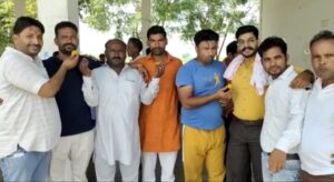 मुख्यमंत्री पुष्कर सिंह धामी ने लगभग 55025 वोटों से जीत हासिल की इसी खुशी में गदरपुर क्षेत्र के सैकड़ों कार्यकर्ता पूर्व कैबिनेट मंत्री गदरपुर क्षेत्र के विधायक अरविंद पांडे के निवास पर पहुंचे और ढोल के साथ मिठाई वितरण किया l 1 Screenshot 20220604 160248 WhatsApp