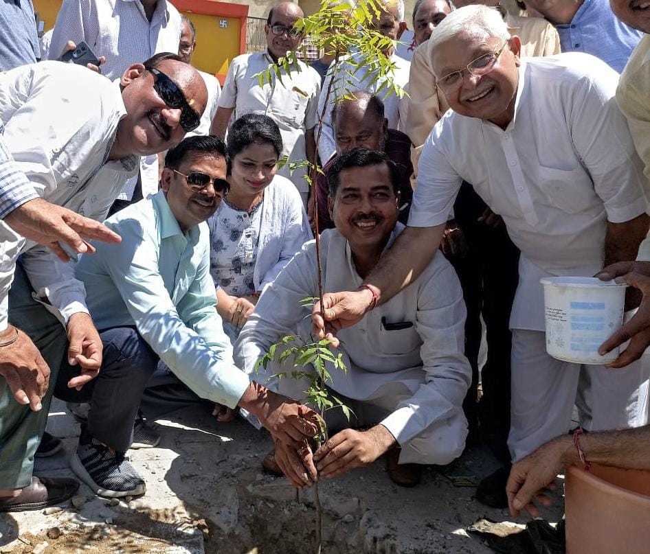 रानीपुर विधायक आदेश चौहान ने हरेला पर्व के मौके पर वृक्षारोपण कार्यक्रम में किया प्रतिभाग।