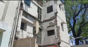 लगातार हो रही बारिश का असर अब मैदानी जिलों में भी दिखने लगा हैं,हरीद्वार जिले में भर-भरा कर गिरी बिल्डिंग, बड़ा हादसा होने से टला। 2 लगातार हो रही बारिश का असर अब मैदानी जिलों में भी दिखने लगा हैं,हरीद्वार जिले में भर-भरा कर गिरी बिल्डिंग, बड़ा हादसा होने से टला।