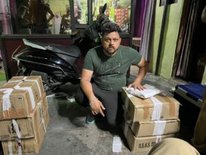 ज्वालापुर के मोहल्ला कैतवाड़ा में पुलिस ने मारा छापा, 6 पेटिया शराब की मिली और सट्टा खेलते हुए रंगेहाथ पकड़े गए 21 लोग। 3 IMG 20220822 WA0033