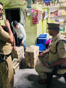 ज्वालापुर के मोहल्ला कैतवाड़ा में पुलिस ने मारा छापा, 6 पेटिया शराब की मिली और सट्टा खेलते हुए रंगेहाथ पकड़े गए 21 लोग। 2 IMG 20220822 WA0035