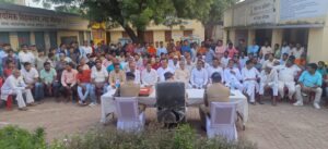 सीओ सदर बहादुर सिंह चौहान ने ग्राम गढ़ मीरपुर में पंचायत चुनाव को लेकर ग्राम वासियों को दिए आवश्यक दिशा निर्देश। 2 IMG 20220905 WA0052