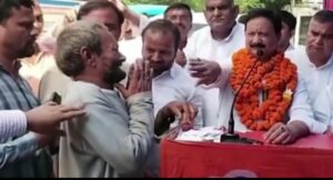 सिटी मजिस्ट्रेट कार्यालय पर कांग्रेस प्रदेश अध्यक्ष के पास गुहार लेकर पहुंचे एक गरीब को अनदेखा करने का वीडियो सोशल मीडिया पर हो रहा तेजी से वायरल। 2 Screenshot 20221011 145735 WhatsApp