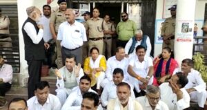 बहादराबाद थाने में कांग्रेस विधायक अनुपमा रावत ने किया धरना प्रदर्शन, ज्वालापुर विधायक रवि बहादुर, पूर्व जिला पंचायत अफाक राव समेत कई कार्यकर्ता हुए शामिल। 4 Screenshot 20221021 091344 WhatsApp 1