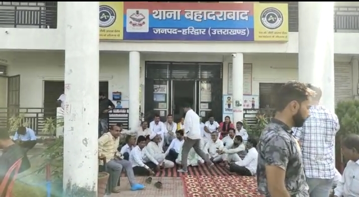 बहादराबाद थाने में कांग्रेस विधायक अनुपमा रावत ने किया धरना प्रदर्शन, ज्वालापुर विधायक रवि बहादुर, पूर्व जिला पंचायत अफाक राव समेत कई कार्यकर्ता हुए शामिल। 1 Screenshot 20221021 091413 WhatsApp