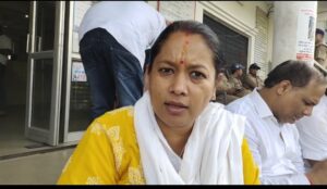 बहादराबाद थाने में कांग्रेस विधायक अनुपमा रावत ने किया धरना प्रदर्शन, ज्वालापुर विधायक रवि बहादुर, पूर्व जिला पंचायत अफाक राव समेत कई कार्यकर्ता हुए शामिल। 2 Screenshot 20221021 091514 WhatsApp