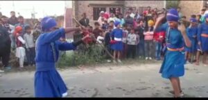 गुरु गोविंद सिंह के प्रकाश पर्व के उपलक्ष में भारी संख्या में जुटे सिख समुदाय के लोग लाठी तलवारबजी चक्र घुमाकर प्राचीन युद्ध कला को किया प्रदर्शित। 2 Screenshot 20221219 092526 WhatsApp