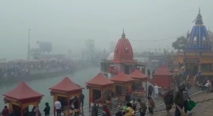 धर्मनगरी हरिद्वार में कड़ाके की ठंड और घने कोहरे के ऊपर आस्था पड़ रही भारी, श्रद्धालु कर रहे गंगा स्नान। 1 Screenshot 20230109 191708 WhatsApp