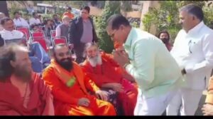 धर्मनगरी हरिद्वार में होली के रंग में कैबिनेट मंत्री और पूर्व मुख्यमंत्री चार धाम यात्रा को लेकर आरोप-प्रत्यारोप 3 धर्मनगरी हरिद्वार में होली के रंग में कैबिनेट मंत्री और पूर्व मुख्यमंत्री चार धाम यात्रा को लेकर आरोप-प्रत्यारोप