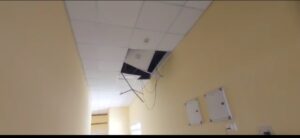 उद्घाटन से पहले ही डेढ़ करोड़ की लागत से बना कोविड-19 सेंटर होता दिख रहा है ध्वस्त। 2 उद्घाटन से पहले ही डेढ़ करोड़ की लागत से बना कोविड-19 सेंटर होता दिख रहा है ध्वस्त।