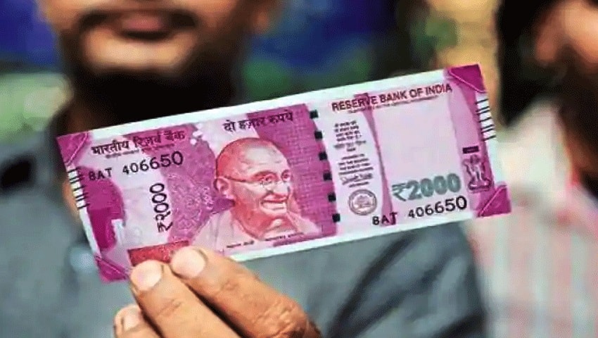 भारतीय रिजर्व बैंक (RBI) ने 2,000 रुपये के नोट को चलन से बाहर करने की शुक्रवार को घोषणा की।