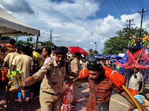 पुलिस बनी बाबा की भक्त, शिवभक्तों की सेवा में जुटे ‘सिंघम’ अक्षय कुमार 2 IMG 20250713 WA0098