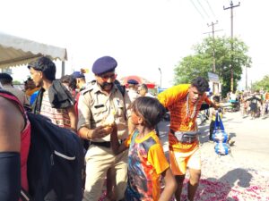 पुलिस बनी बाबा की भक्त, शिवभक्तों की सेवा में जुटे ‘सिंघम’ अक्षय कुमार 3 IMG 20250713 WA0100