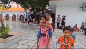 पत्नी के कंधों पर सवार होकर दिव्यांग ने किया 170 किमी का सफर, सावन के पहले सोमवार पर हरिद्वार में चढ़ाया भक्ति का जल 2 पत्नी के कंधों पर सवार होकर दिव्यांग ने किया 170 किमी का सफर, सावन के पहले सोमवार पर हरिद्वार में चढ़ाया भक्ति का जल