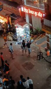 कांवड़ यात्रा के नाम पर हुड़दंग, कांवड़िए के भेष में पहुंचे शरारती तत्वों ने दुकान पर बोला हमला। 2 कांवड़ यात्रा के नाम पर हुड़दंग, कांवड़िए के भेष में पहुंचे शरारती तत्वों ने दुकान पर बोला हमला।