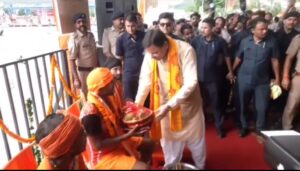 मुख्यमंत्री पुष्कर सिंह धामी ने ओम पुल पर पहुंचकर कांवड़ियों का किया सम्मान 2 मुख्यमंत्री पुष्कर सिंह धामी ने ओम पुल पर पहुंचकर कांवड़ियों का किया सम्मान