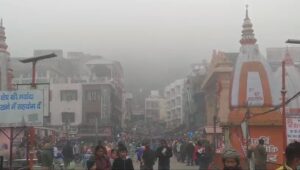 घने कोहरे की चादर में लिपटी धर्मनगरी हरिद्वार, हर की पौड़ी समेत आसपास के इलाकों में बढ़ी कड़ाके की ठंड