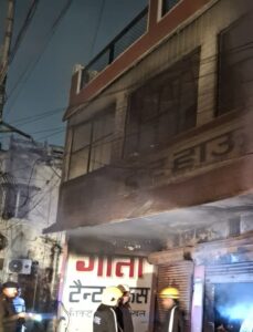 हरिद्वार के कनखल में देर रात अग्निकांड गीता टेंट हाउस जलकर खाक, दमकल की तत्परता से टली बड़ी अनहोनी 2 हरिद्वार के कनखल में देर रात अग्निकांड गीता टेंट हाउस जलकर खाक, दमकल की तत्परता से टली बड़ी अनहोनी