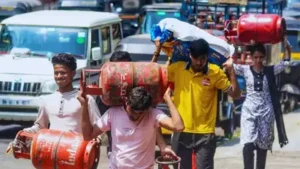 उत्तराखंड में गैस संकट के बीच में आई नई व्यवस्था घर और परिवार में शादी है तो अब मिलेगा अस्थाई गैस कनेक्शन। 2 उत्तराखंड में गैस संकट के बीच में आई नई व्यवस्था घर और परिवार में शादी है तो अब मिलेगा अस्थाई गैस कनेक्शन।