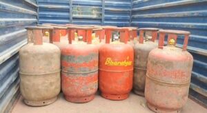 हरिद्वार में गैस संकट के बीच ब्लैकिंग का खेल! पुष्पक एजेंसी पर उठे सवाल डीएसओ ने दिए सख्त कार्रवाई के संकेत। 2 हरिद्वार में गैस संकट के बीच ब्लैकिंग का खेल! पुष्पक एजेंसी पर उठे सवाल डीएसओ ने दिए सख्त कार्रवाई के संकेत।