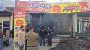 भीषण अग्निकांड इलेक्ट्रिक स्कूटी शोरूम जलकर खाक, दमकल की 3 गाड़ियों ने आग पर पाया काबू। 2 भीषण अग्निकांड इलेक्ट्रिक स्कूटी शोरूम जलकर खाक, दमकल की 3 गाड़ियों ने आग पर पाया काबू।