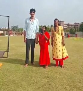 दुनिया का सबसे लंबा आदमी योग गुरु स्वामी रामदेव से योग सीखेगा।