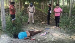 खेत में मिला युवक का शव सिर कुचलकर हत्या की आशंका से मचा हड़कंप