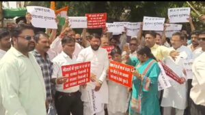 चंपावत जिले में नाबालिग लड़की से कथित सामूहिक दुष्कर्म के मामले को लेकर कांग्रेसियों ने फूंका प्रदेश सरकार का पुतला