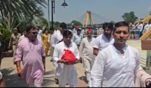 प्रतीक यादव की अस्थियां लेकर जॉली ग्रांट एयरपोर्ट पहुंचा यादव परिवार, हरिद्वार के VIP घाट पर आज हुआ विसर्जन विसर्जन को लेकर VIP घाट पर तैयारियां पूरी