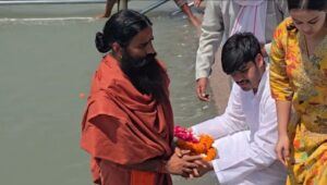 प्रतीक यादव को हरिद्वार में नम आंखों से अंतिम विदाई VIP घाट पर गंगा में प्रवाहित हुई अस्थियां बाबा रामदेव ने जताया दुख