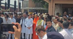 सैन्य सम्मान के साथ मेजर जनरल भुवन चंद्र खंडूरी पंचतत्व में विलीन, मुख्यमंत्री धामी ने दी कंधा देकर अंतिम विदाई