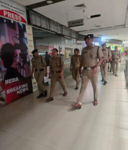 हरिद्वार के पेंटागन मॉल के स्पा सेंटर पर पुलिस की दबिश, सिडकुल में संदिग्ध गतिविधियों पर सख्त कार्रवाई। 2 हरिद्वार के पेंटागन मॉल के स्पा सेंटर पर पुलिस की दबिश, सिडकुल में संदिग्ध गतिविधियों पर सख्त कार्रवाई।