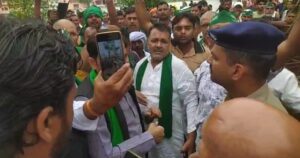 किसानों का फूटा गुस्सा, होटल और पुलिस चौकी का घेराव; मारपीट के आरोपों से बढ़ा तनाव। 3 किसानों का फूटा गुस्सा, होटल और पुलिस चौकी का घेराव; मारपीट के आरोपों से बढ़ा तनाव।