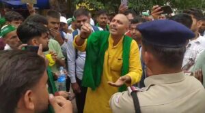 किसानों का फूटा गुस्सा, होटल और पुलिस चौकी का घेराव; मारपीट के आरोपों से बढ़ा तनाव। 2 किसानों का फूटा गुस्सा, होटल और पुलिस चौकी का घेराव; मारपीट के आरोपों से बढ़ा तनाव।