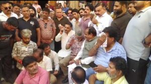 अतिक्रमण को लेकर नगर निगम कर्मियों व व्यापारियों में जबरदस्त विवाद