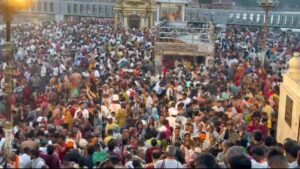 आज अधिकमास की सोमवती अमावस्या पर हर की पैड़ी पर लगी श्रद्धालुओं की भीड़ भक्तों ने किया स्नान। 2 आज अधिकमास की सोमवती अमावस्या पर हर की पैड़ी पर लगी श्रद्धालुओं की भीड़ भक्तों ने किया स्नान।