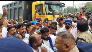 पीड़ित परिवार से मिलने जा रहे भीम आर्मी कार्यकर्ताओं को पुलिस ने रोका शंकराचार्य चौक पर भारी फोर्स तैनात।